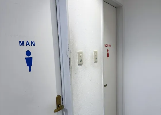 清潔感のあるトイレ入口
