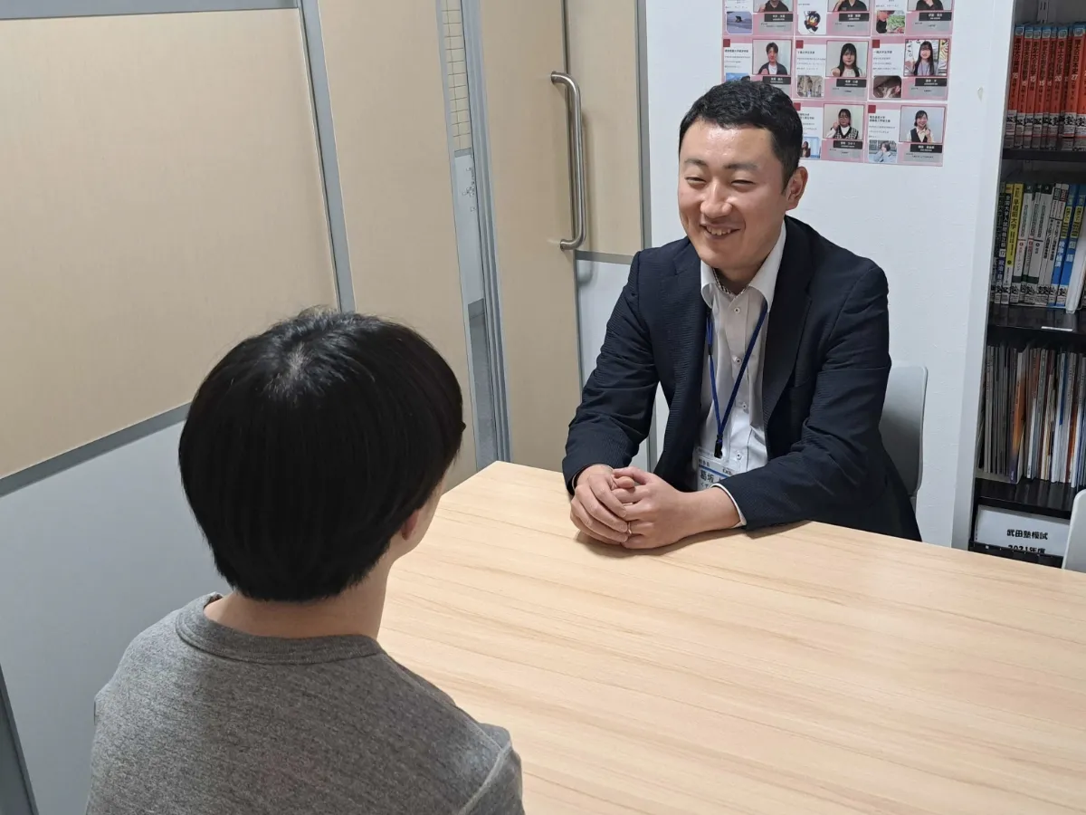 担当講師と生徒が面談している様子